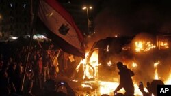 1月28日埃及開羅示威者用手機拍攝警察防暴車被燒情形