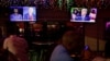 TV ekrani sa predsedničkim kandidatom demokrata Džoom Bajdenom (levo) i predsednikom SAD Donaldom Trampom, koji učestvuju na predsedničkim izborima 2020, u restoranu u Tampi na Floridi, 15. oktobra 2020. (Foto: Reuters/Octavio Jones)