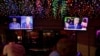 Фото: відвідувачі ресторану у Флориді дивляться одночасні зустрічі з виборцями Байдена та Трампа