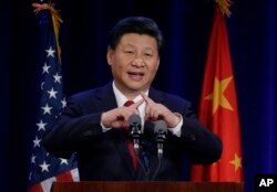 ປະທານປະເທດ ຈີນ ທ່ານ Xi Jinping ເວົ້າເຖິງ ເລື້ອງຂອງຄຳຈີນ ທີ່ໝາຍເຖິງ "ຄົນ" ທີ່ເປັນເຄື່ອງໝາຍ ຄືກັບໄມ້ສອງຖ່ອນ ກ່າຍກັນໂດຍ ຄ້ຳກັນໃວ້ ໃນຂະນະທີ່ກ່າວຄຳປາໄສ ເມື່ອວັນອັງຄານ ທີ 22 ກັນຍາ 2015.