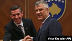 ARHIVA - Kadri Veselji (levo) čestita novoizabranom predsedniku Kosova Hašimu Tačiju na sednici Skupštine Kosova 26. februara 2016. (Foto: AP/Visar Kryeziu)