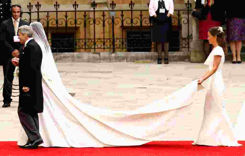 Kate arrives with her father Michael and sister Pippa (R) at Westminster Abbey. (Reuters)