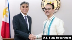알란 피터 카예타노 필리핀 외무장관(오른쪽)이 8일 마닐라 외무부 청사에서 성 김 필리핀주재 미국대사와 만나 악수하고 있다. 카예타노 장관은 이 날 유엔 대북결의 이행 차원에서 북한과의 교역을 중단했다고 밝혔다.