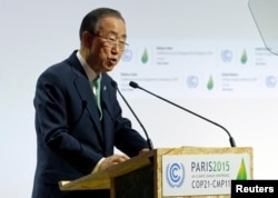 ເລຂາທິການໃຫຍ່ ອົງການສະຫະປະຊາຊາດ ທ່ານ Ban Ki-moon ກ່າວຄຳປາໄສ ໃນກອງປະຊຸຸມການປ່ຽນແປງຂອງດິນຟ້າອາກາດຂອງໂລກ 2015 (Le Bourget, ໃກ້ປາຣີ, ຝຣັ່ງ, 30 ພະຈິກ, 2015.