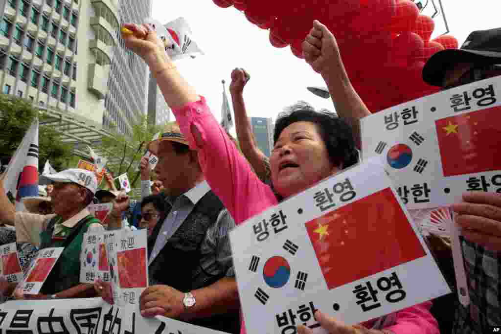 Conservative activists shout during a rally welcoming Chinese President Xi Jinping's visit to South Korea, near the Chinese Embassy in Seoul, South Korea, July 2, 2014.