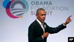 Barack Obama prend la parole lors de la première session du sommet de la Fondation Obama, à Chicago, 31 octobre 2017 Chicago. AP / Charles Rex Arbogast