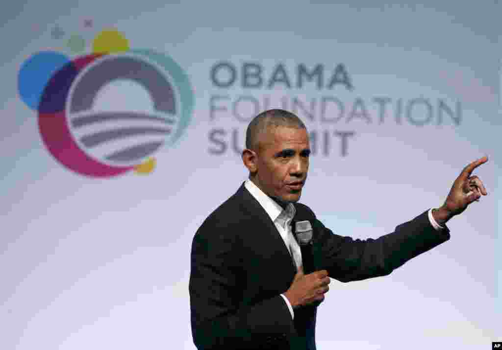 Barack Obama prend la parole lors de la première session du sommet de la Fondation Obama, Chicago, 31 octobre 2017