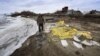 Harold Ilmar, yang bertanggung jawab menghentikan erosi lapisan tanah beku atau permafrost, berjalan di kawasan yang terdampak di desa Yupik Eskimo, Yukon Delta, Alaska, 19 April 2019. (Foto: AFP)