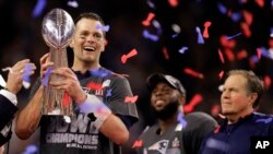 Tom Brady dari tim New England Patriots memegang piala NFL Super Bowl 51 yang berlangsung di Houston, Texas (5/2).