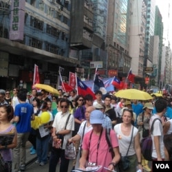 香港七一游行中有人打出港英旗和青天白日旗（资料照 美国之音海彦拍摄）