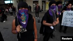Jeunes manifestantes lors d'un rassemblement contre la violence sexiste à Santiago du Chili, le 11 mai 2018. (REUTERS/Ivan Alvarado)