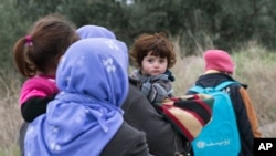 Des migrants turcs en train de se rendre à pied à l'île grecque de Lesbos, près de Ayvacik, Turquie, le 29 janvier 2016.. (AP Photo/Halit Onur Sandal)