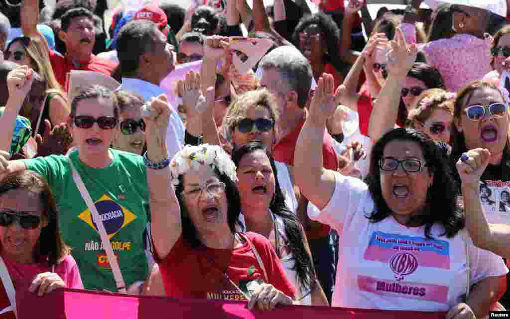 Apoiantes de Dilma Rousseff gritam palavras de ordem depois de o Senado ter votado a favor do impeachment