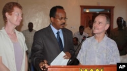 Paul and Rachel Chandler stand with Somali Prime Minister Mohamed Abdullahi Mohamed shortly after their release from kidnappers.