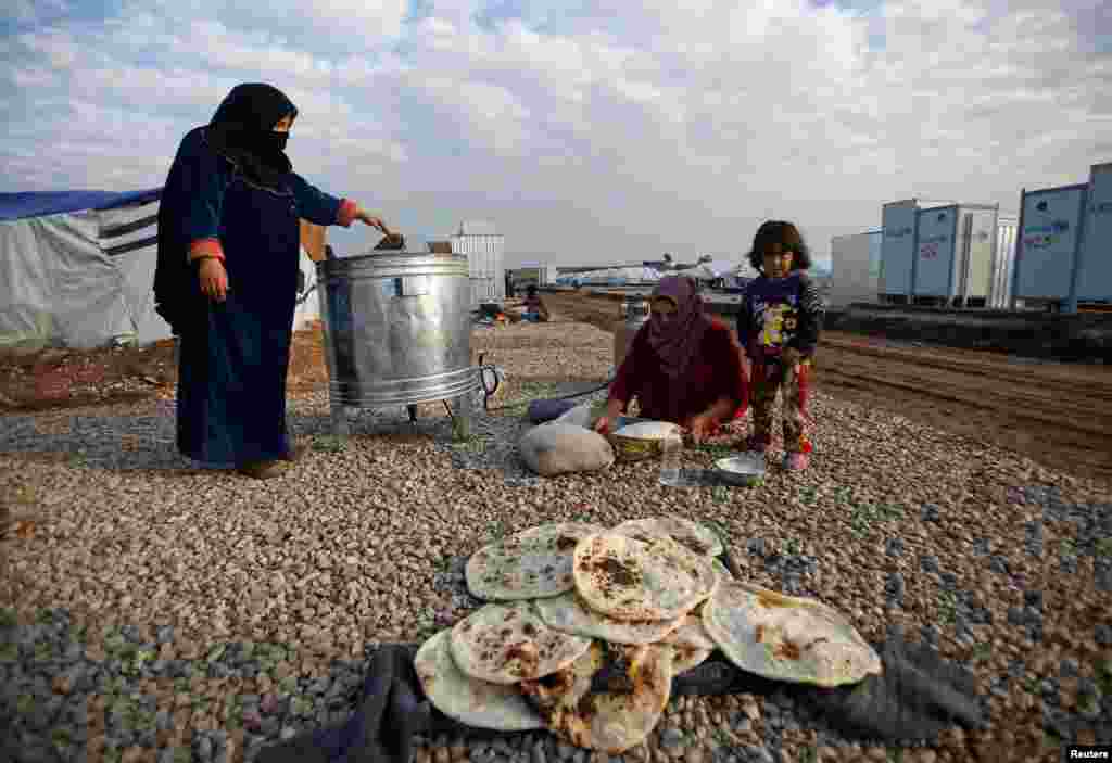 نقل مکانی کرنے والے افراد زیادہ تر کیمپوں میں رہ رہے ہیں۔