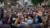 香港民众在主权回归纪念日游行抗议港版国安法，坚持“五项诉求缺一不可”。（2020年7月1日）