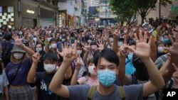 香港民眾在主權回歸紀念日遊行抗議港版國安法，堅持“五項訴求缺一不可”。（2020年7月1日）