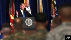 도널드 트럼프 미국 대통령이 지난 21일 버지지아주 포트 마이어에서 새 아프가니스탄 전략에 대해 연설하고 있다. 