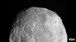 Gambar asteroid Vesta yang dikirim oleh pesawat antariksa NASA 'Dawn' tanggal 9 Juli 2011. Asteroid Vesta memiliki lebar sekitar 530 kilometer.