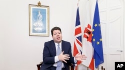 Menteri Inggris untuk urusan Gibraltar, Fabian Picardo, saat diwawancarai The Associated Press di No. 6 Convent Place, pusat pemerintahan Gibraltar, di wilayah Inggris Gibraltar, 28 Februari 2017. (Foto: dok).