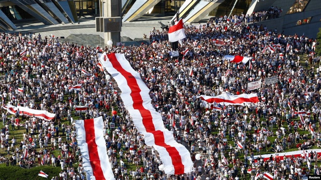 People take part in a protest against the presidential election results demanding the resignation of Belarusian President Alexander Lukashenko and the release of political prisoners, in Minsk, Belarus August 16, 2020. 