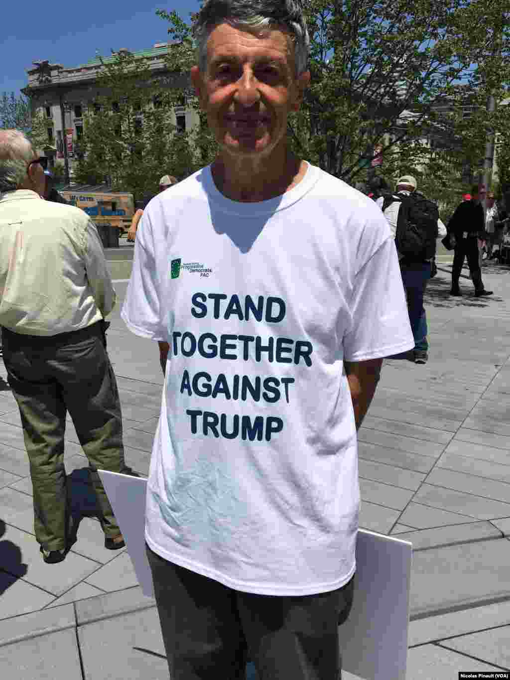 Un manifestant anti-Trump, Public Square, Cleveland, le 19 juillet 2016 (VOA/Nicolas Pinault)