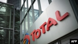 Le logo du siège de la compagnie pétrolière française Total dans le quartier d'affaires de La Défense, près de Paris, le 21 octobre 2014.
