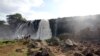 Des touristes debout sur un rocher regardent les chutes du Nil Bleu, à 30 km de Bahir Dar, en Éthiopie, le 19 avril 2011. (Photo: REUTERS/Flora Bagenal) 