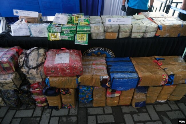Kumpulan barang bukti narkotika yang diantaranya ganja dan sabu hasil tangkapan BNN dari beberapa kasus yang mereka ungkap di wilayah Indonesia, 19 Oktober 2021. (VOA/Indra Yoga)