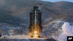 Tên lửa Unha-3 của Bắc Triều Tiên phóng đi từ bệ phóng ở Tongchang-ri, Bắc Triều Tiên (Ảnh lưu trữ 12/12/12)