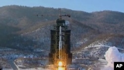 2012年12月12日，朝鲜银河三号火箭发射升空。