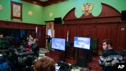 روزنامه‌نگاران در حال تماشای جلسه استماع درباره انحلال مرکز حقوق بشر مموریال در دادگاه مسکو. چهارشنبه ٨ دی ۱۴۰۰