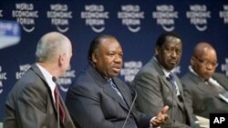 Gabon President Ali Bongo Ondimba (2L) sits between UN special rapportuer David Nabarro (L) and Kenyan PM Raila Odinga (2R) during the second day of the World Economic Forum on Africa in Cape Town on May 5, 2011