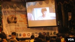 Film tentang Soekarno berjudul "Ketika Bung di Ende" dan "Sang Kyai" jadi tontonan bersama sebagian warga Surabaya saat film G30S kembali diputar (Foto: VOA/Petrus).