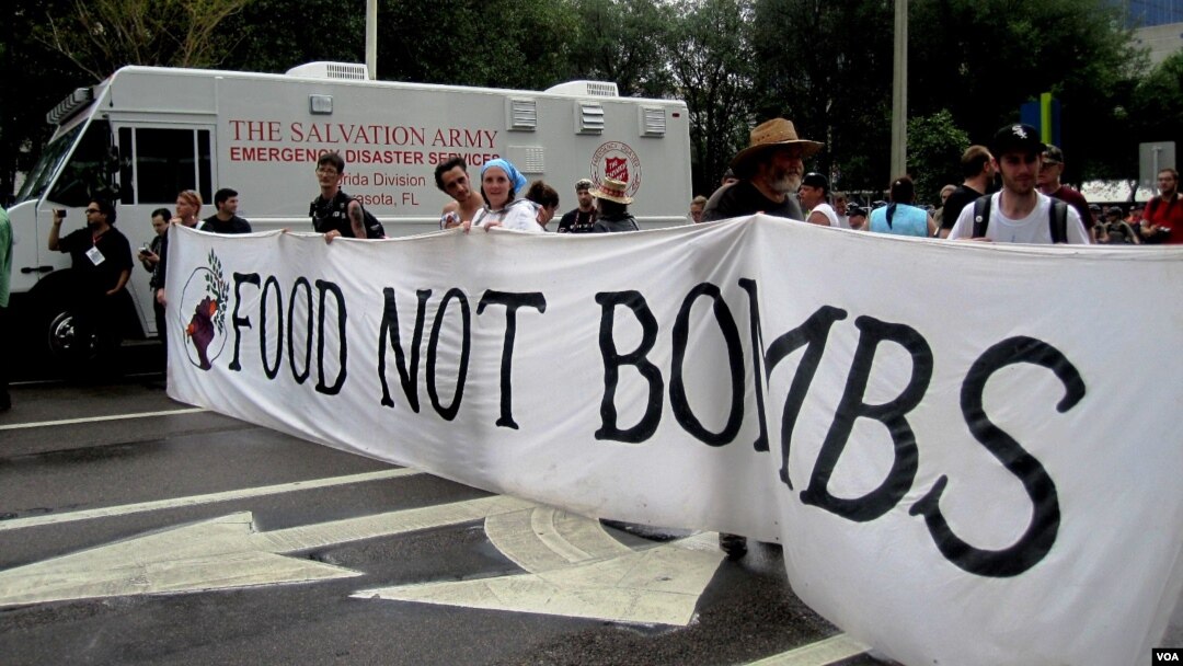Para pendukung Ron Paul bergabung dengan demonstran kelompok 'Occupy Tampa' menggelar aksi protes di dekat arena Konvensi Nasional Partai Republik, di Tampa 27/8 (Eva Mazrieva/VOA).