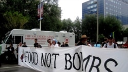 Demonstrasi Warnai Hari Pertama Konvensi - Amerika Memilih 2012