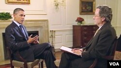 Predsjednik SAD Barack Obama i novinar Glasa Amerike Andre de Nesnera