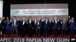 파푸아뉴기니에서 열린 APEC 정상회의에 참석한 지도자들이 28일 기념촬영을 하고 있다. 