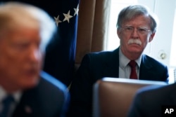El asesor de seguridad nacional John Bolton escucha al presidente Donald Trump durante una reunión de gabinete de la Casa Blanca. Washington, abril 9, 2018.