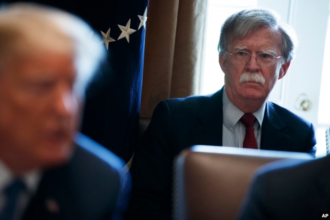 El asesor de seguridad nacional John Bolton escucha al presidente Donald Trump durante una reunión de gabinete de la Casa Blanca. Washington, abril 9, 2018.