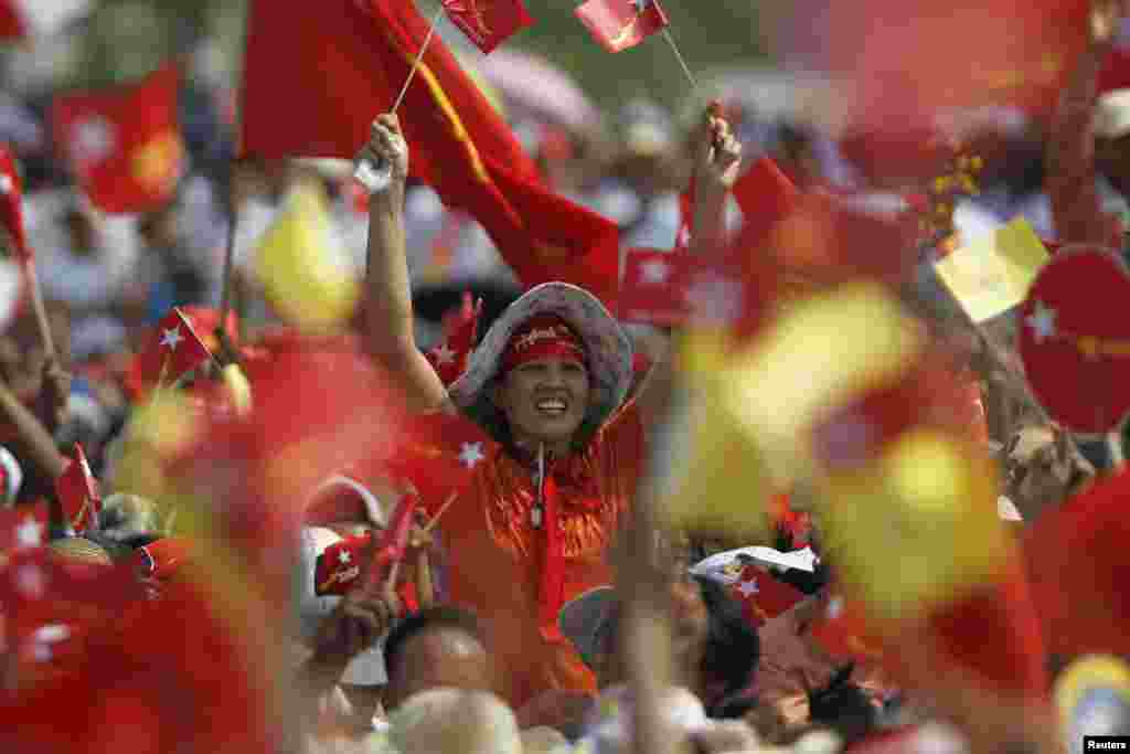 Supporters attend a speech by Burma&#39;s pro-democracy leader Aung San Suu Kyi calling for the amendment of the 2008 Constitution at a rally in Aungpinlae Stadium in Mandalay.