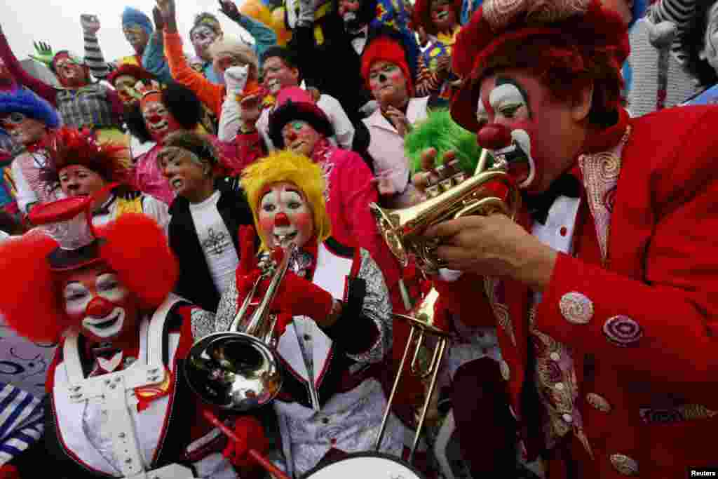 میکسیکو میں اٹھارہویں 18 سالانہ اجتماع میں شہری مسخروں کا روپ دھارے سڑکوں پر نکل آئے اور خوب ہنسی مذاق کیا۔