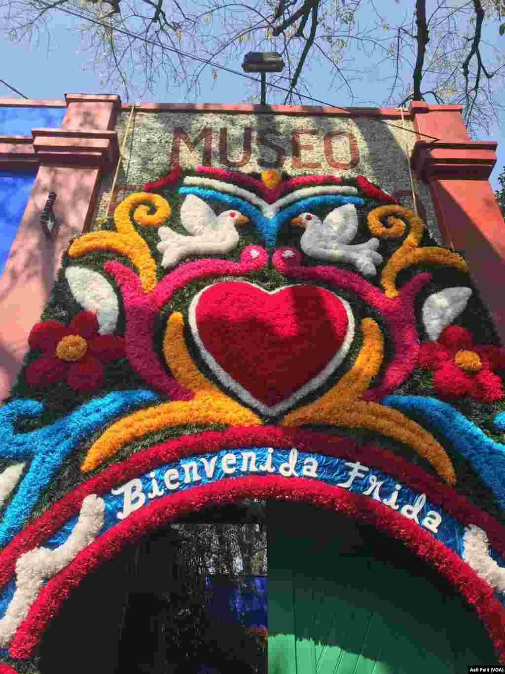 Frida Kahlo ülkesi Meksika’yı dünyaya tanıtan sanatçılardan birisi. Müze haline getirilen evinde yeni açılan bir sergi, onun hastanelerde ve daha sonra geçirdiği ameliyatların ardından giymek zorunda kaldığı kıyafetlerini ilk kez hayranları ile paylaşıyor
