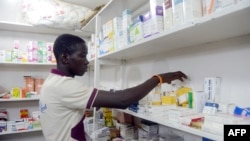 Un pharmacien de Lagos, le 26 juillet 2014