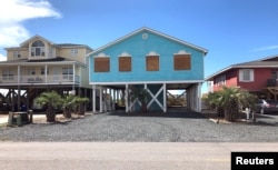 Casas preparadas para el huracán Flores con ventanas cubiertas con paneles de madera en Holden Beach, Carolina del Norte. Sept. 9 de 2018.