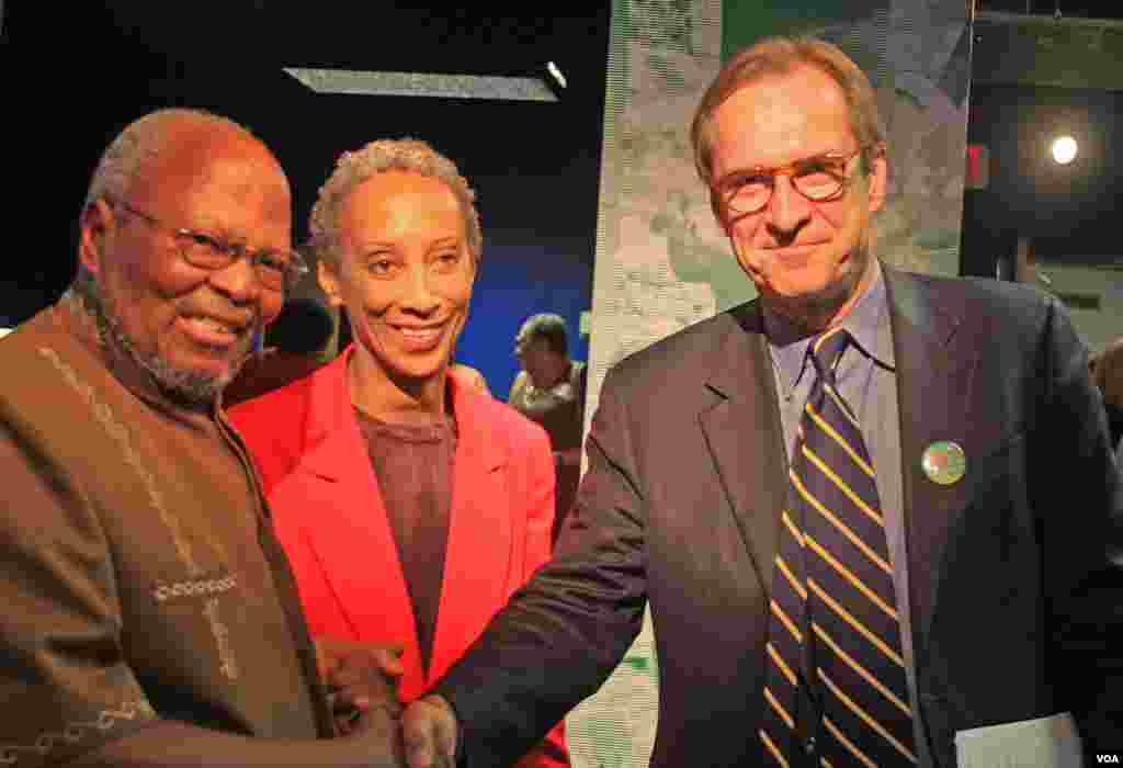 David Ensor, VOA Director (R), shakes hands with Aleck Che Mponda, retired pioneer VOA Swahili broadcaster (L), joined by Gwen Dillard, Director of the Africa Division (Center).