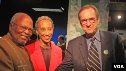 David Ensor, VOA Director (R), shakes hands with Aleck Che Mponda, retired pioneer VOA Swahili broadcaster (L), joined by Gwen Dillard, Director of the Africa Division (Center).