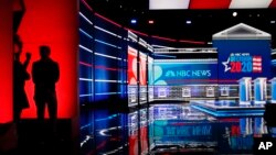 El escenario está listo para el debate demócrata auspiciado por NBC el miércoles, 19 de febrero de 2020, en Las Vegas, Nevada.