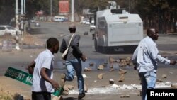 Echauffourées entre forces de l’autre et opposants à Harare, Zimbabwe, 26 août 2016.