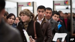Мигранты стоят в очереди на регистрацию в московском миграционном центре в Сахарово (архивное фото).
